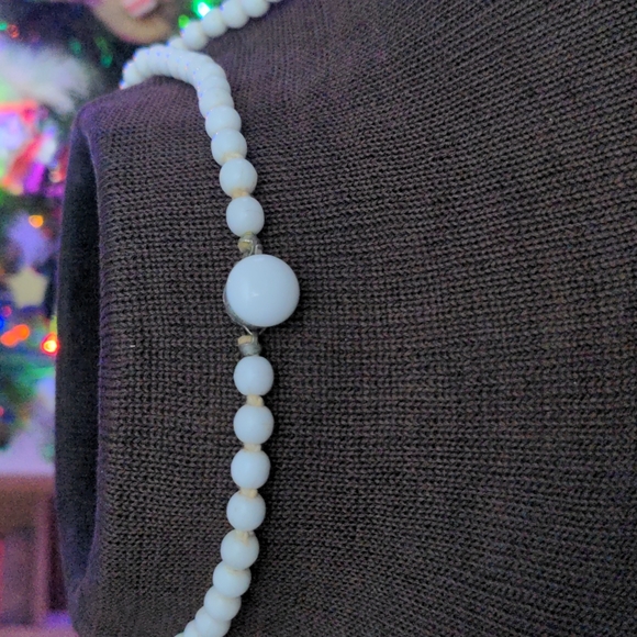 Vintage White Bead Necklace - Picture 2 of 5